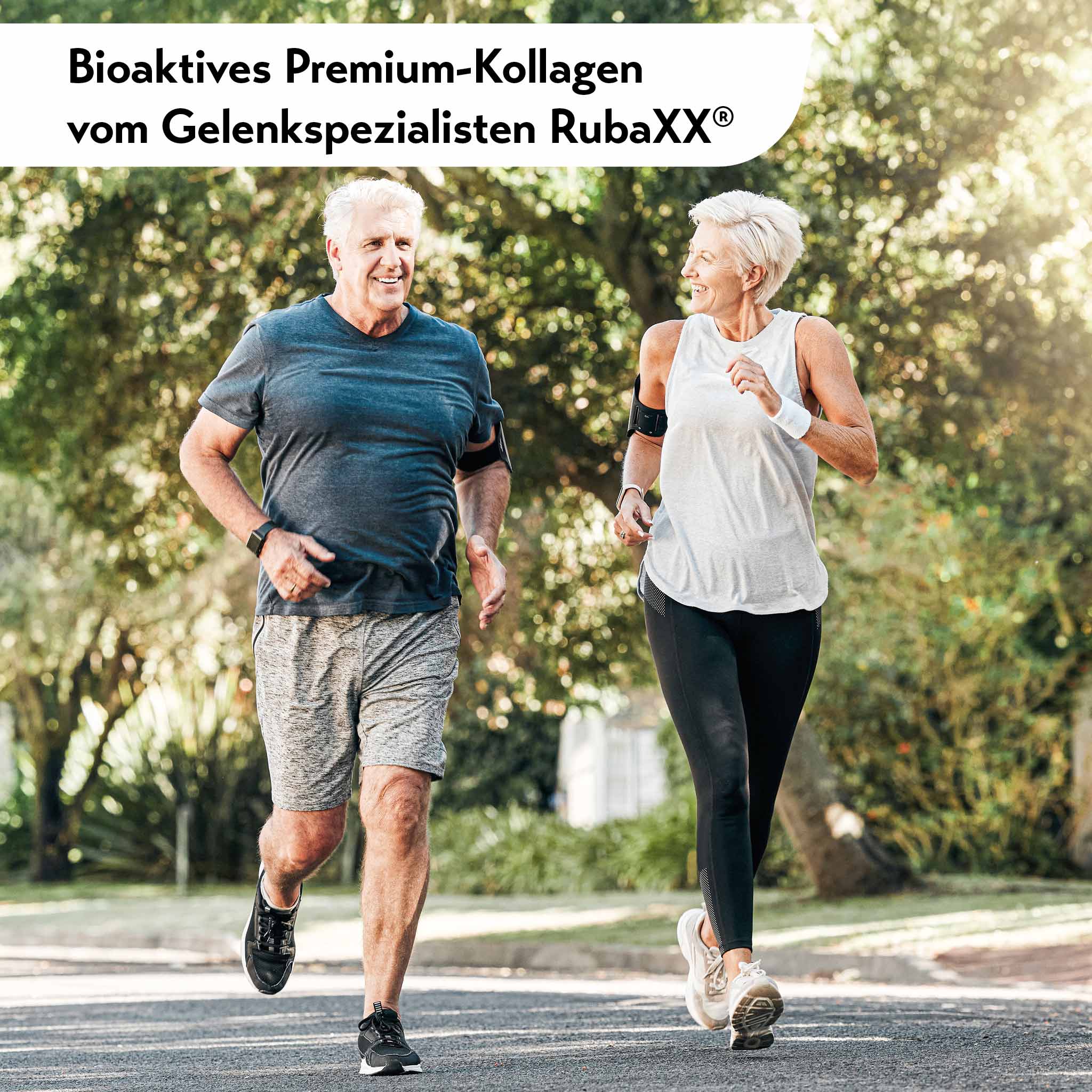 Zwei aktive ältere Erwachsene joggen auf einem sonnigen Waldweg mit RubaXX® Bioaktives Premium-Kollagen Banner.