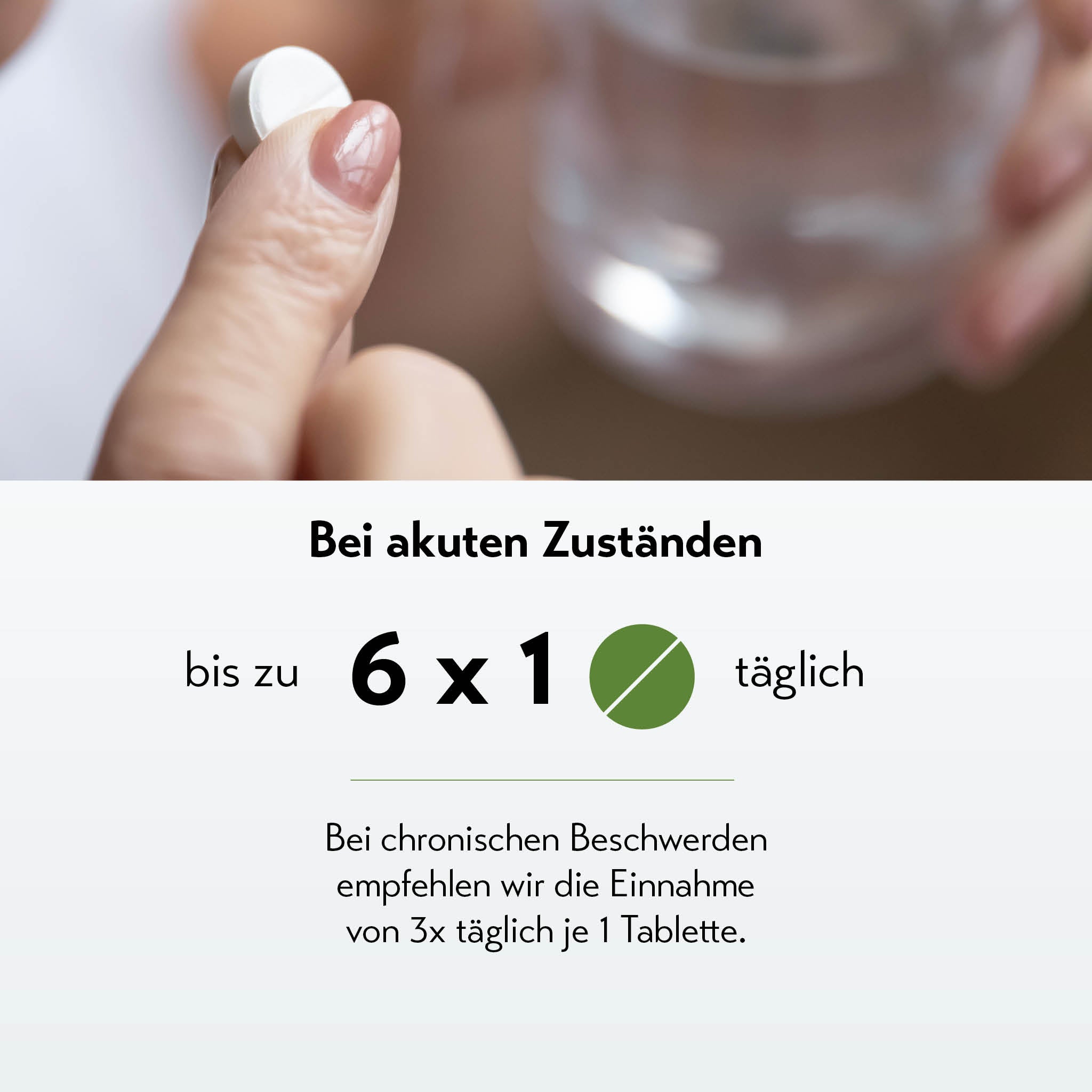 Hand hält weiße Tablette vor Wasserglas, darunter Dosierungsanweisungen: 6x1 Tabletten täglich.