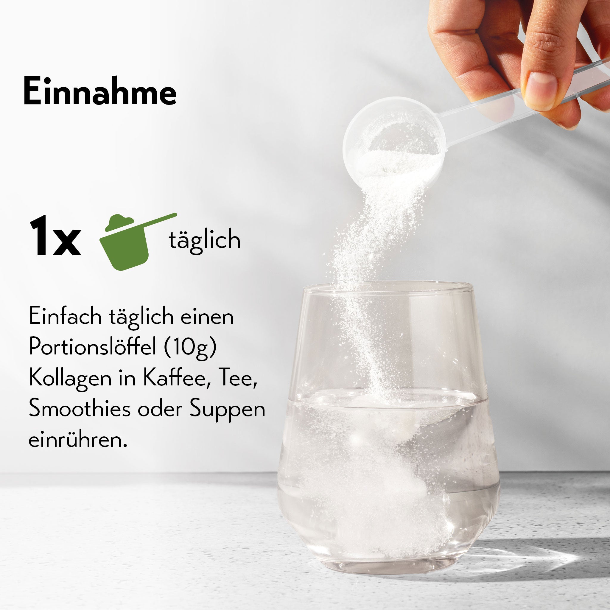 Hand gießt weißes Kollagenpulver mit Messlöffel in ein Glas Wasser, Anleitung zur täglichen Einnahme daneben.