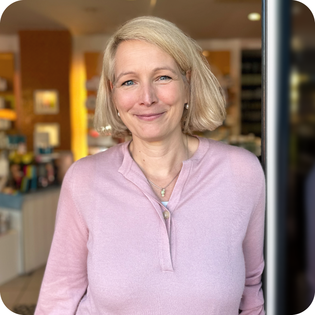 Das Bild zeigt eine Apothekerin, Claudia Schneider, die die zunehmende Bedeutung von ganzheitlicher Gesundheit und Mikronährstoffen in der Apothekenberatung hervorhebt. Sie betont die zentrale Rolle von Kollagen für Haut, Gefäße und Organe.